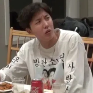 🦚 b578f7b8 방탄소년단 사랑 pessoa, comendo, mesa, reação, K-Pop whatsapp sticker