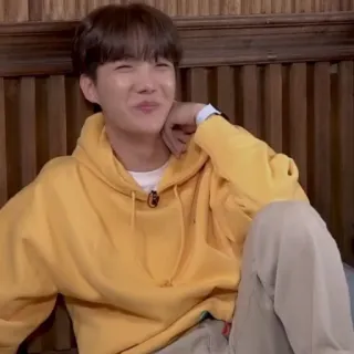 🐟 1d724207 persoon, gele hoodie, casual kleding, portret, binnen, zittend telegram sticker