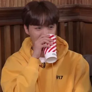 🐟 659b441c 917 persoon, drinken, hoodie, geel, casual telegram sticker