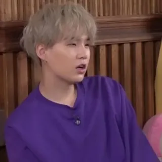 🐟 ae9d60c7 persoon, man, portret, koreaan, paars shirt, lichtbruin haar telegram sticker