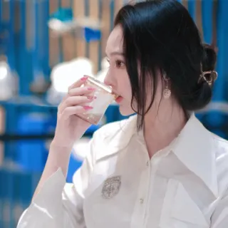 🙊 9b54deaf femme, boire, chemise blanche, portrait, bijoux, beauté, mode, glamour telegram sticker