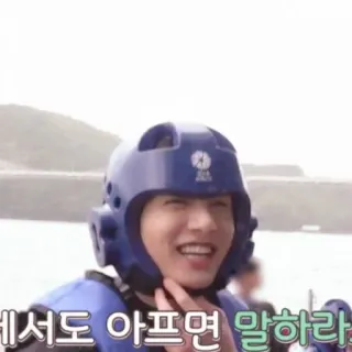 🐰 391518cb 에서도 아프면 말하라 orang, helm, wajah, luar ruangan, senyum, penutup kepala telegram sticker