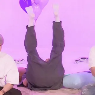 🐰 8d23dc47 orang, pose, terbalik, balon, dalam ruangan telegram sticker