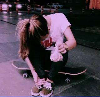 🔮 936b6dd4 Skateboard, Mädchen, Nacht, Straße, Casual, Teenager, Urban, Stil telegram sticker