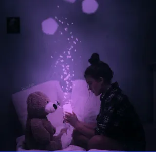 ✨ b65a6346 Mädchen, Teddybär, Schlafzimmer, Nacht, Beleuchtung, Bett telegram sticker