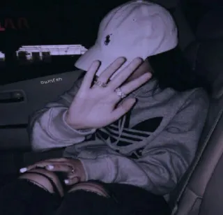 😶 c6ecdade bwnfsh Person, Hand, Mütze, Hoodie, Mode, Ringe, Auto telegram sticker