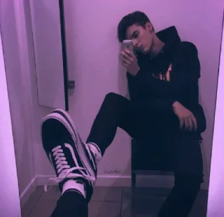 📱 e2bb2836 Teenager, Junge, Spiegel, Selfie, Vans, Hoodie, Casual, Teenager telegram sticker