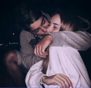 💋 e9aeb750 bxtch Paar, Kuss, Umarmung, Zuneigung, Liebe telegram sticker