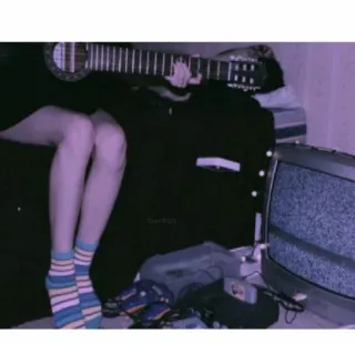 🎼 f882bf75 Gitarre, Beine, Socken, Fernseher, Musik, Schlafzimmer telegram sticker