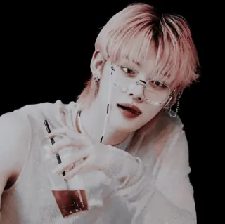 🐚 d69bfd98 osoba, mężczyzna, kpop, napój, okulary przeciwsłoneczne, idol, portret telegram sticker