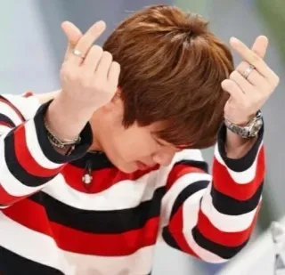 ❤ dd19b494 k-pop, simbol cinta, hati jari, pop korea, selebriti, gestur tangan whatsapp sticker