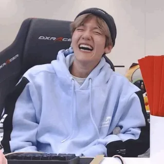 🥡 2bddfa95 男人, 笑, 快乐, 韩国人, 亚洲人, 帽衫 telegram sticker