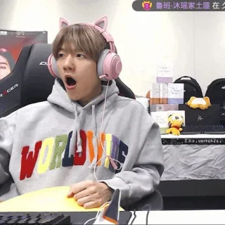 🥡 47d6f285 WORLDWIDE 男人, 帽衫, 耳机, 惊讶, 人, 粉色 telegram sticker