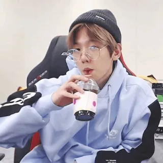 🥢 f9c0993d 人, 男人, 咖啡, 眼镜, 帽子, 帽衫 telegram sticker