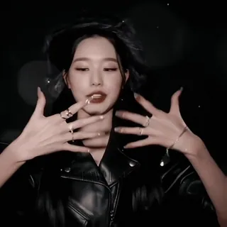 🥢 72e8a61e Frau, Jacke, Schmuck, Ringe, Person, Porträt whatsapp sticker