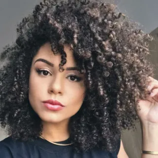 😼 159702d5 femme, cheveux bouclés, portrait, beauté, coiffure, féminin telegram sticker