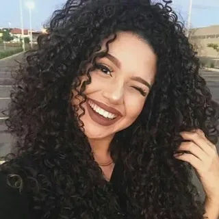 😉 672ae594 femme, cheveux bouclés, portrait, sourire, clin d'œil, beauté, brune telegram sticker