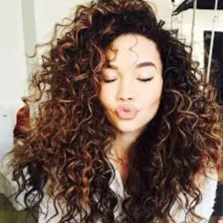 😘 8085a7f0 femme, cheveux bouclés, moue, portrait, brune, baiser telegram sticker