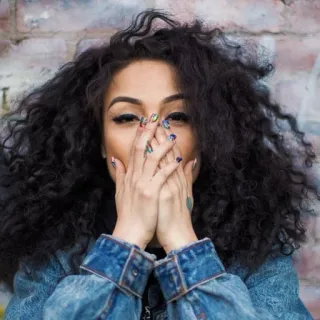 🙊 da31db38 femme, cheveux bouclés, veste en jean, portrait, personne, feminin telegram sticker