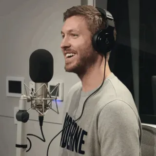 🎧 32f625e8 MELBOURNE pria, headphone, mikrofon, podcast, studio, kaos abu-abu telegram sticker