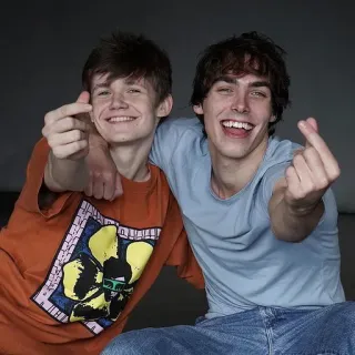 😍 19ffc16f 人々, 友情, 笑顔, 若者, ポートレート, 指ハート telegram sticker