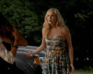 🦋 955cb7e4 Caroline Forbes The Vampire Diaries mujer, rubia, vestido, hablando, escena, personaje telegram sticker
