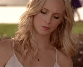 🦋 d7780906 Caroline Forbes The Vampire Diaries Caroline Forbes, The Vampire Diaries, rubia, collar telegram sticker