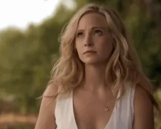 🦋 f2410dae Caroline Forbes The Vampire Diaries mujer, pelo rubio, vestido blanco, collar, retrato, programa de tv telegram sticker