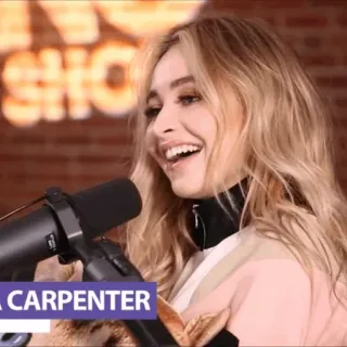 🥀 3198783b Sabrina Carpenter zanger, actrice, blond, glimlach, microfoon whatsapp sticker