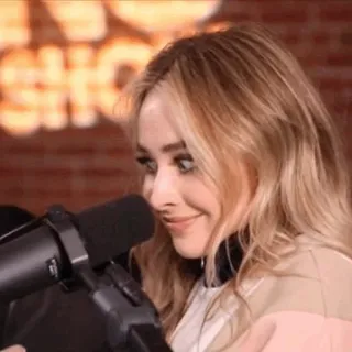 🥀 c3e843a6 Sabrina Carpenter zanger, microfoon, blond, interview, muzikant, beroemdheid whatsapp sticker
