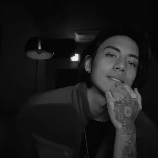 💫 7b7f3371 người, đàn ông, chân dung, hình xăm, bàn tay, trắng đen telegram sticker