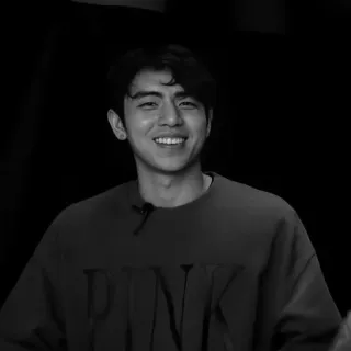 💫 b9bf1551 PINK người đàn ông, cười, chân dung, hồng, áo len telegram sticker