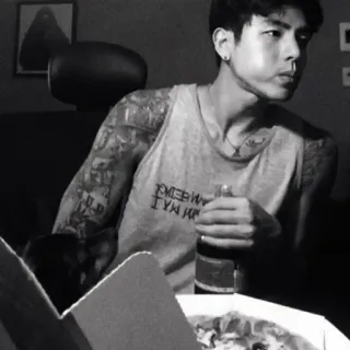 💫 dfc9836f TOMORROW I'M HUNGRY người đàn ông, hình xăm, áo ba lỗ, pizza, chó telegram sticker