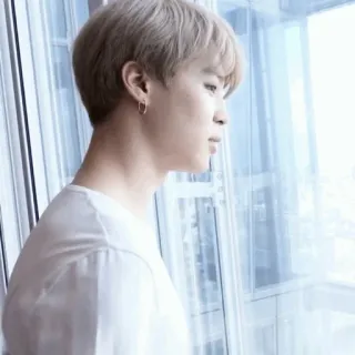 🃏 bb3af9a9 orang, pria, melihat keluar jendela, profil, dalam ruangan, kaos telegram sticker