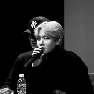 🕊 b1e77bde man, microfoon, portret, persoon, binnen, monochroom, zwart wit whatsapp sticker