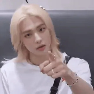 🕷 9f91f7ee rubia, hombre, retrato, kpop, persona, señalando whatsapp sticker