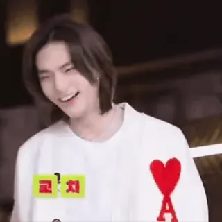 🕷 aad7ca44 교?치 kpop, corea, hombre, sonriendo, camisa blanca, moda coreana whatsapp sticker