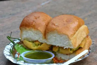 🍫 79ac874f Vada Pav, Makanan India, Makanan jalanan, Sandwich, Vegetarian telegram sticker