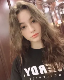 😚 271800d4 EVERYBODY WORLDWIDE 女人, 肖像, 自拍, 女孩, 休闲, T恤 telegram sticker