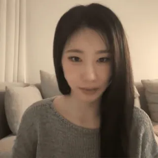 ♣️ 83b0d759 女性, 人物, ポートレート, セーター, 屋内, 女の子 telegram sticker