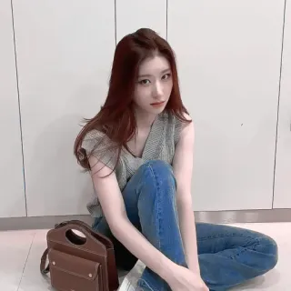 💠 11f9f563 女性, 坐, 肖像, 牛仔裤, 时尚, 风格 telegram sticker