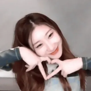 💠 5bf0689a 女人, 微笑, 肖像, 韩流, 爱心手势, 女孩 telegram sticker