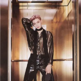 🥴 1edcad14 nam, kpop, tóc hồng, thời trang, tạo dáng, thang máy, người mẫu telegram sticker