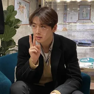 😘 37b6a8e2 kpop, diễn viên, dấu hòa bình, kính, đàn ông telegram sticker