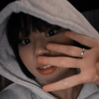 🥡 7e97b84f mujer, sudadera con capucha, signo de paz, selfie, persona, asiático telegram sticker