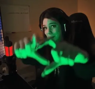 💗 82cea482 여자, 게이밍, 손, 제스처, 헤드폰, 사람 telegram sticker