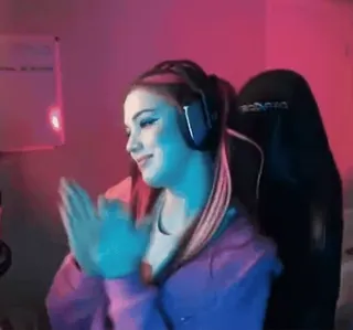 👏 e2715761 여자, 게이머, 인물, 헤드셋, 분홍색, 보라색, 소녀, 미소 telegram sticker