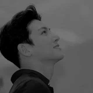 🥀 a889e352 사람, 남자, 인물 사진, 올려다보기, 얼굴 사진 telegram sticker