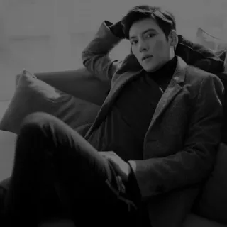 🥀 a9dfaf60 남자, 정장, 초상화, 단색, 실내, 앉아있는 telegram sticker