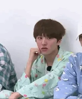 🀄️ aa7a3989 uomo, persona, pigiama, annoiato, confuso, kpop whatsapp sticker
